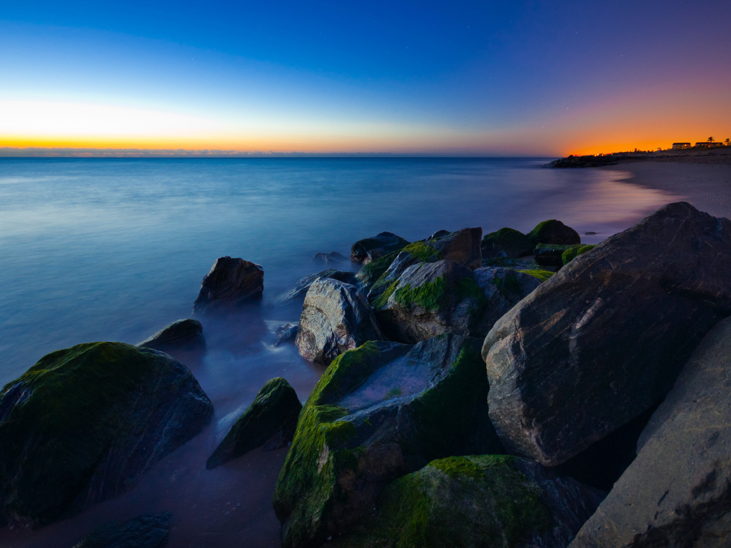 Камни на пляже