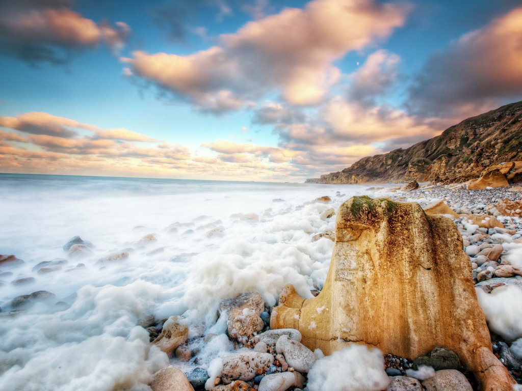 Камни на пляже