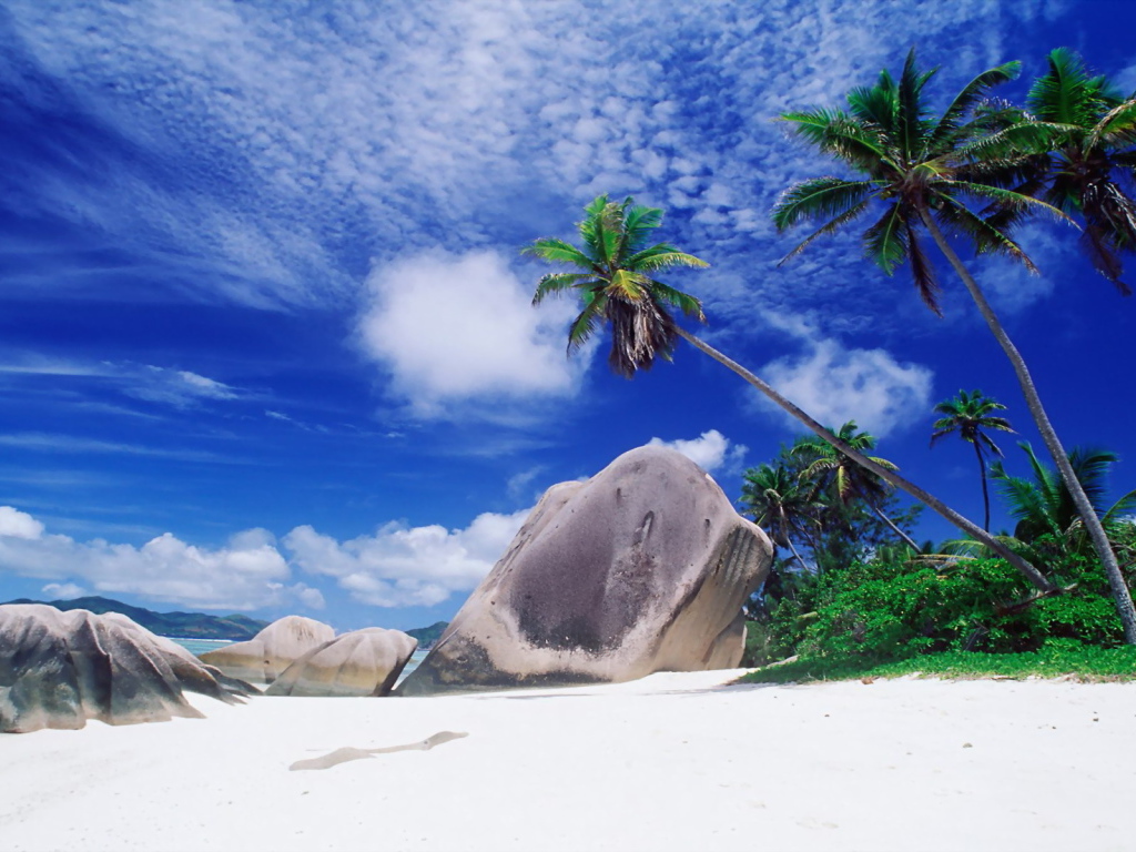 Камни на белом песке