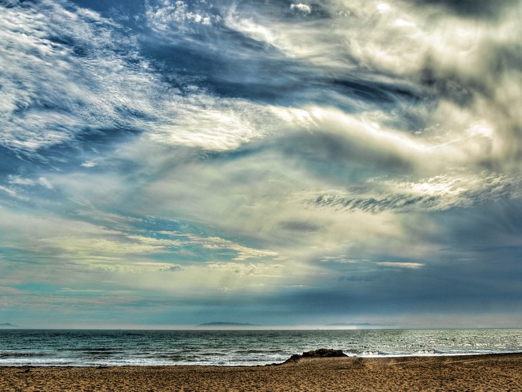 Красивые облака над пляжем