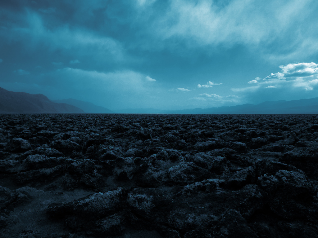 Синее небо над камнями