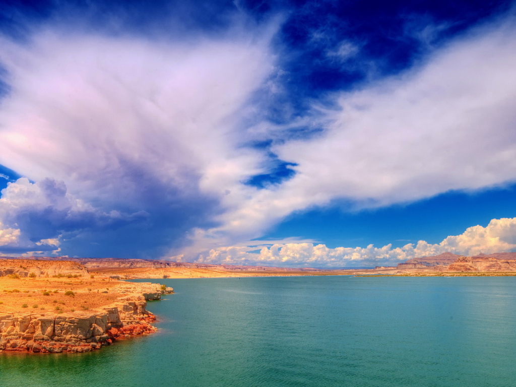 Озеро в пустыне