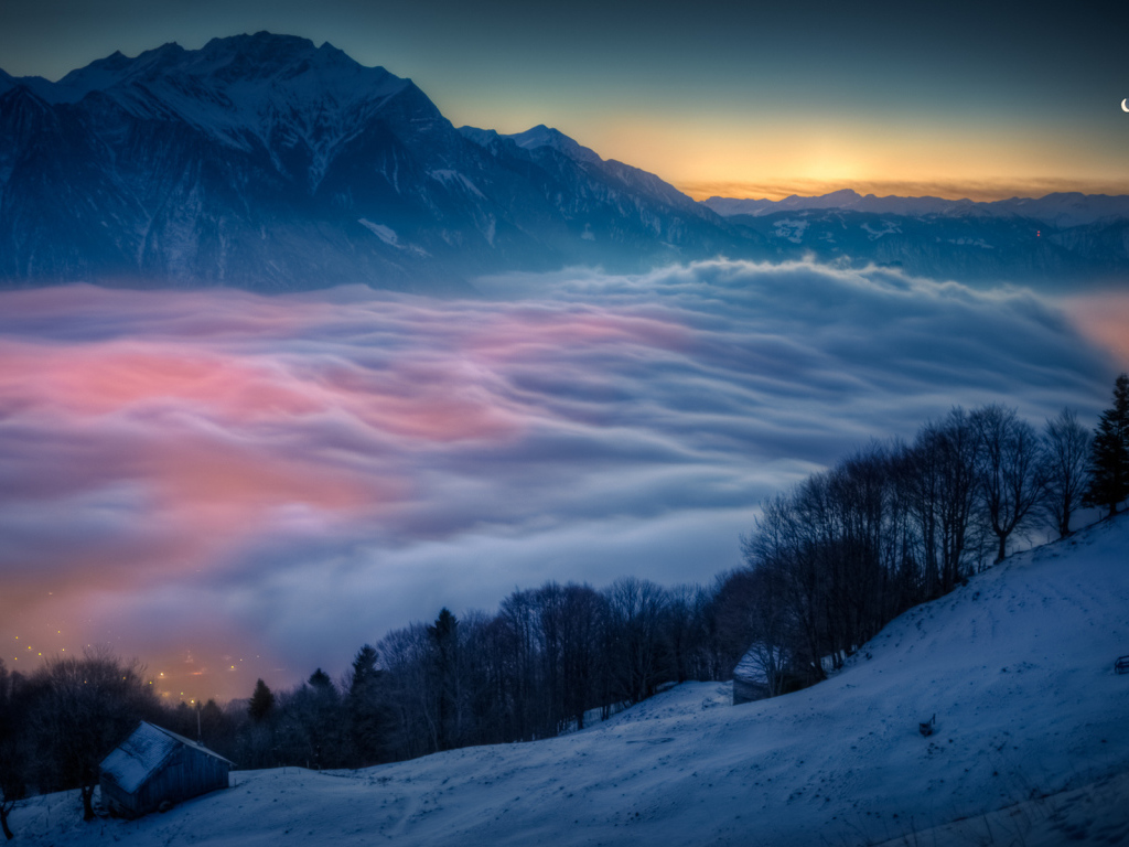 Город  у подножия гор