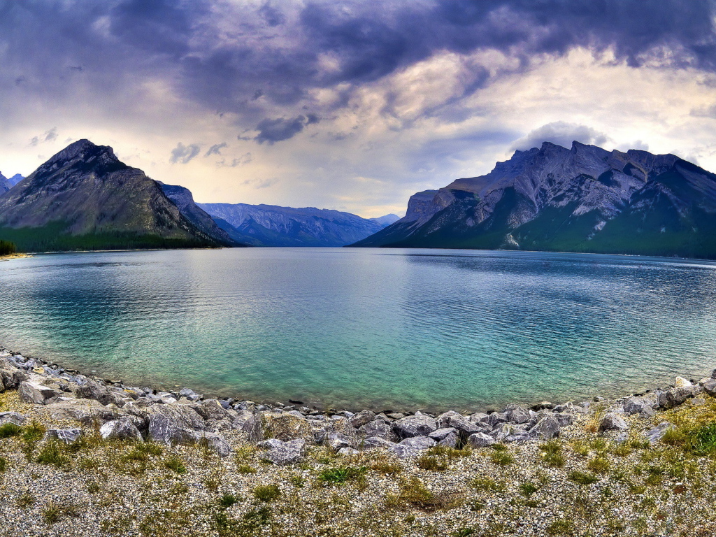 Озеро, горы, небо