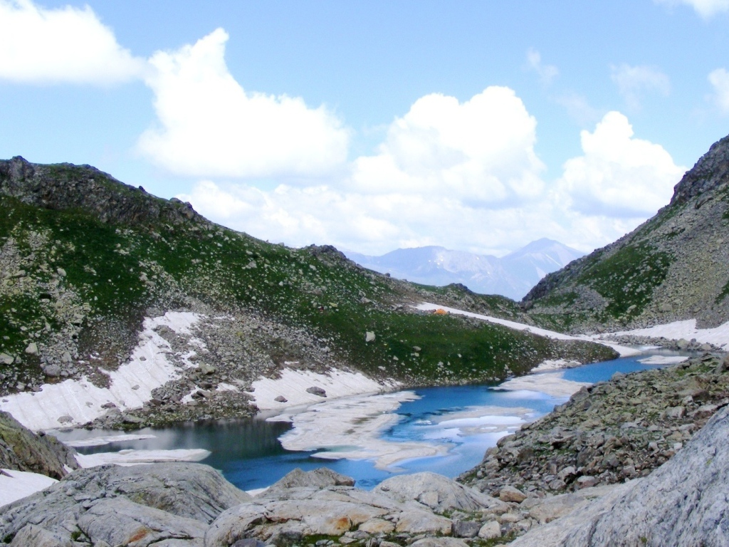 Озеро среди вершин