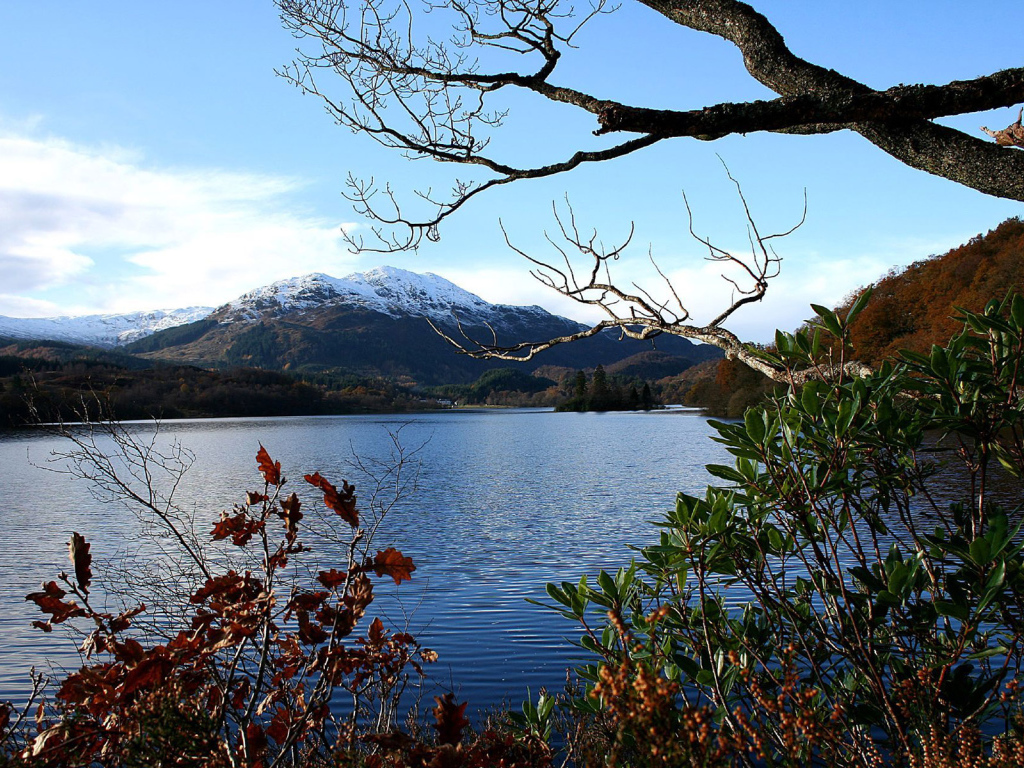 Озеро у подножия горы