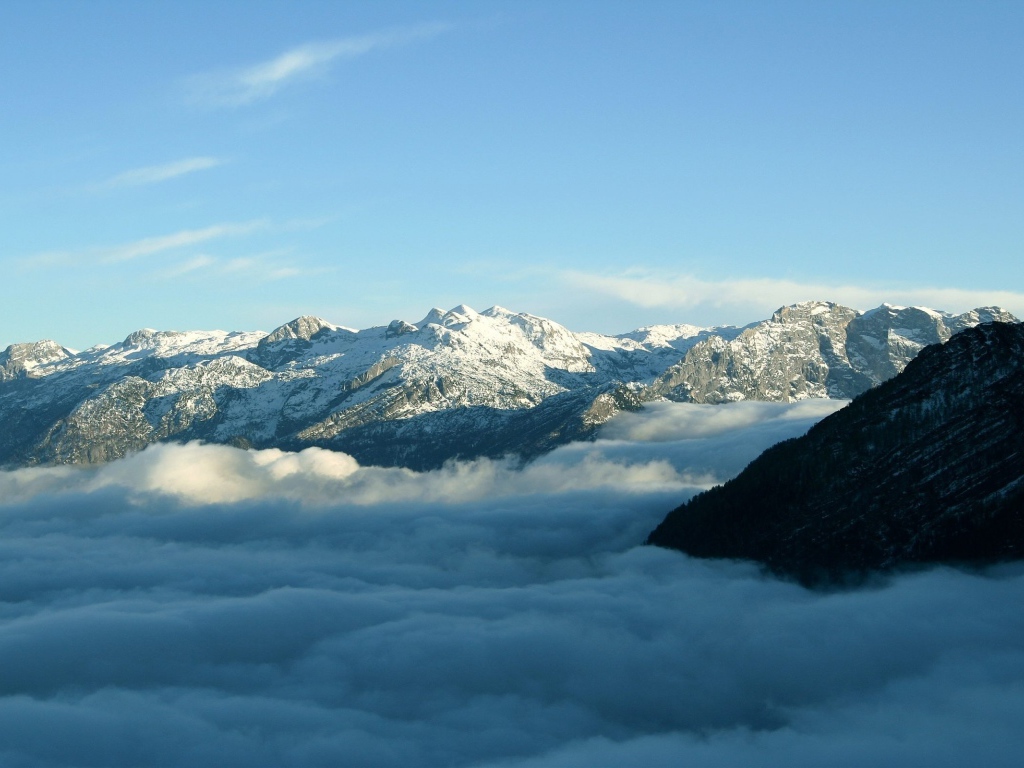 Туман у подножия гор