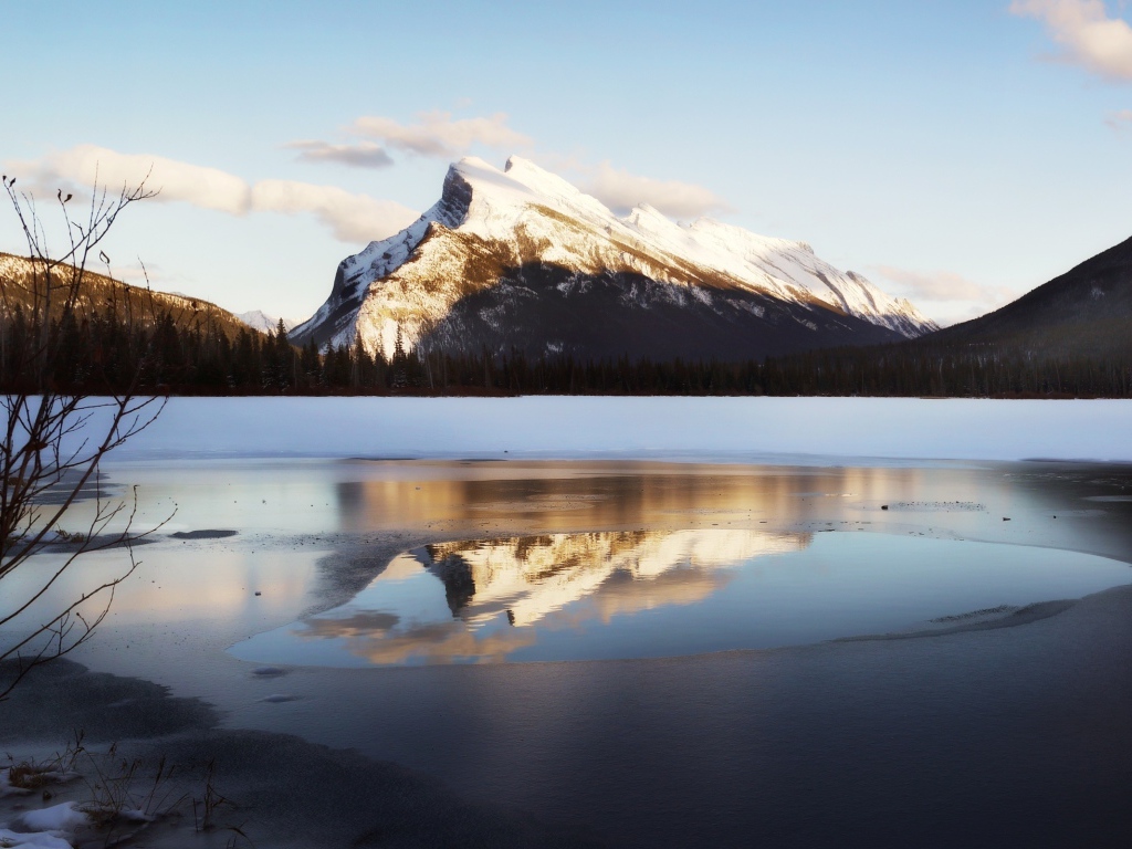 Горы и озеро