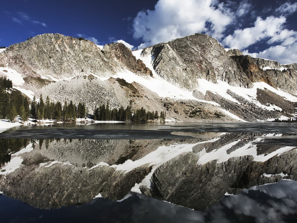 Горы и озеро