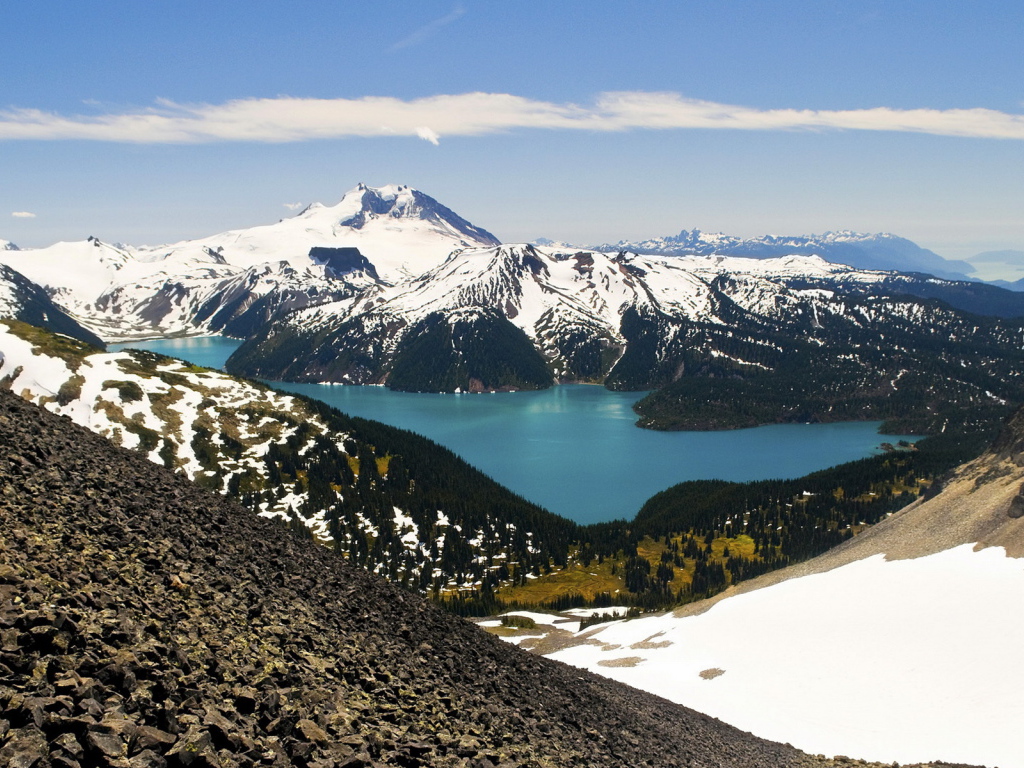 Горы и озеро