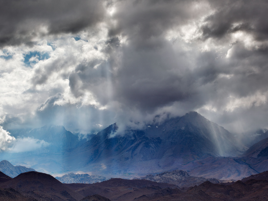 Пасмурное небо над горами