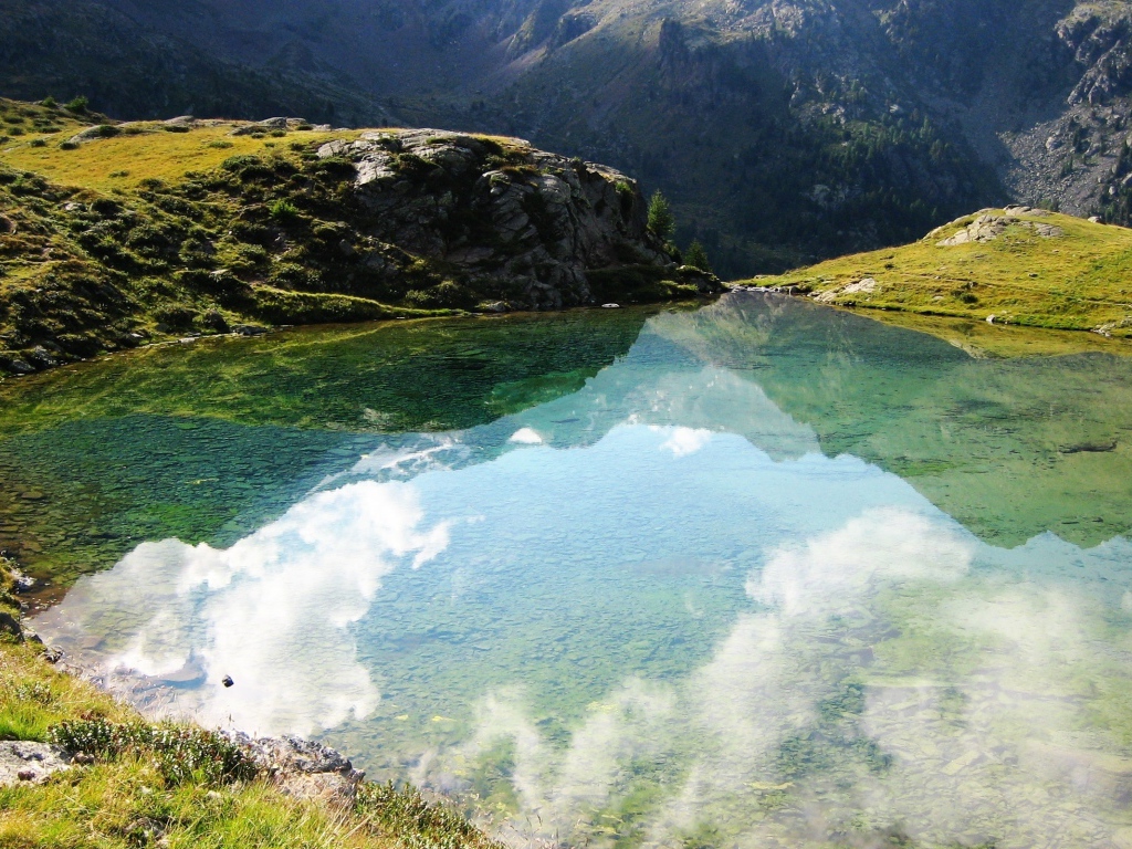 Маленькое озеро в горах