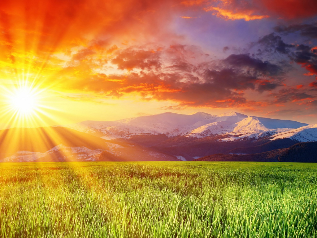 Заснеженные горы на горизонте