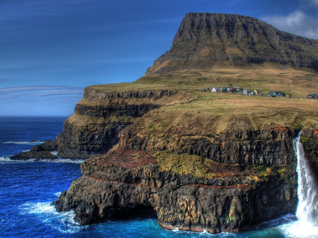 Деревня на вершине скалы