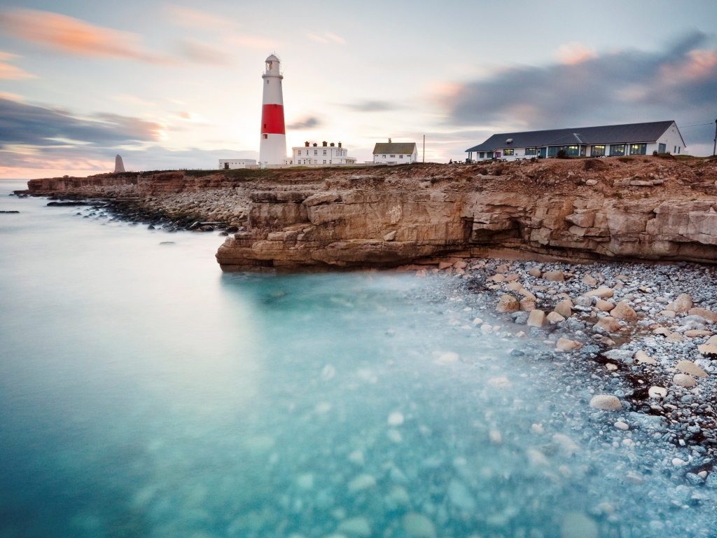 Маяк на берегу