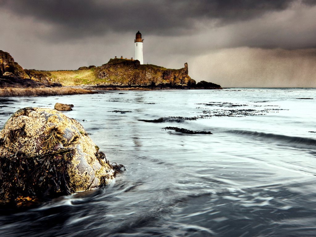 Маяк на берегу