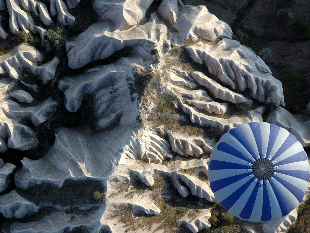 Горы и воздушный шар