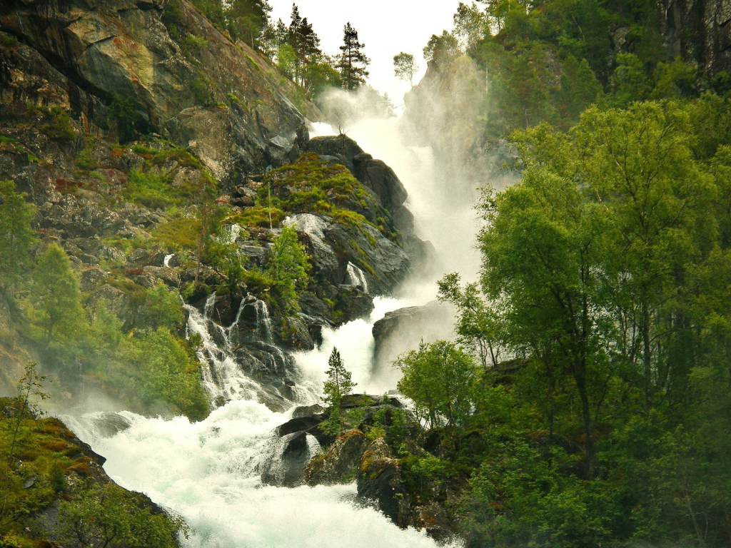 Стремительная горная речка