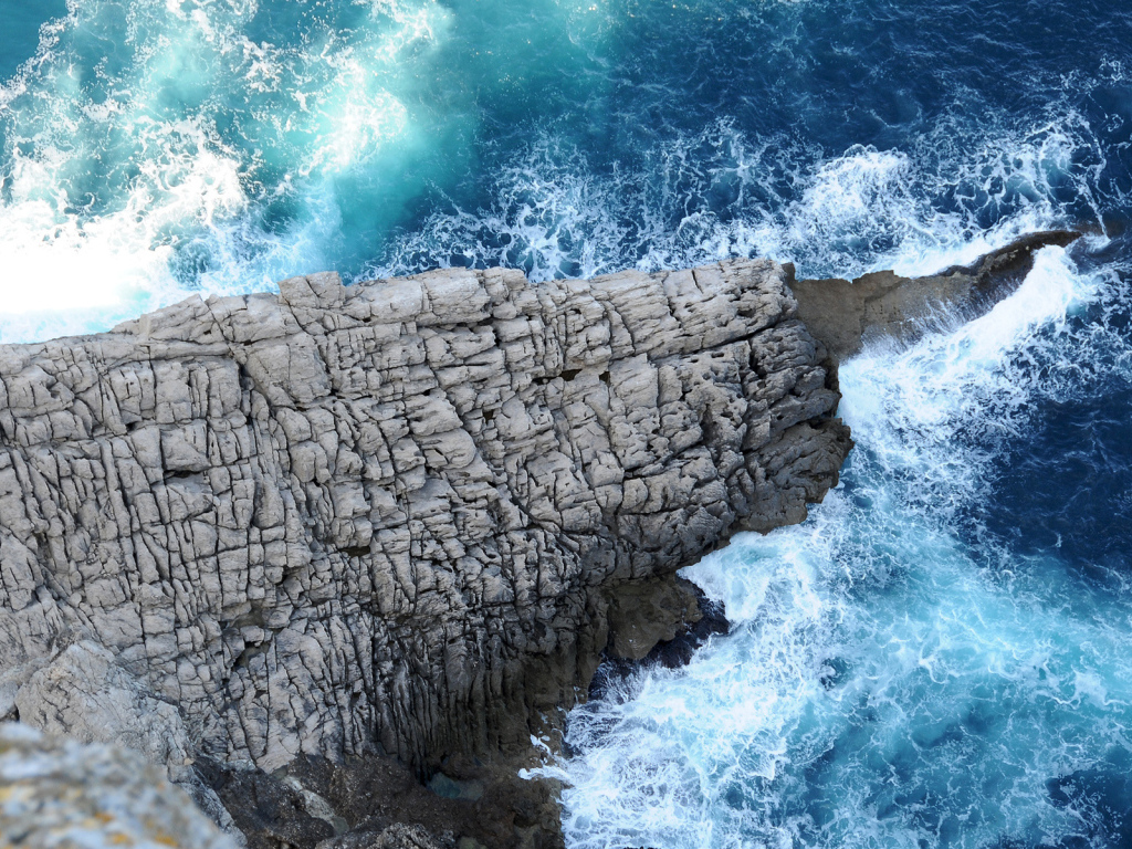 Скалы и волны