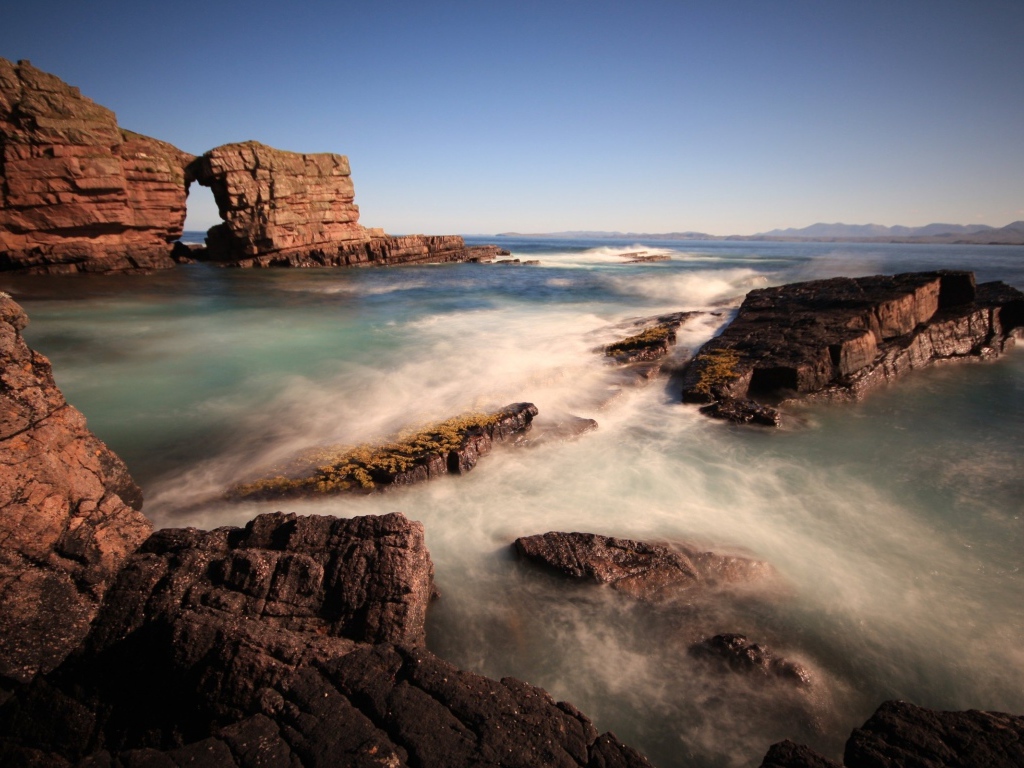 Скалы около берега