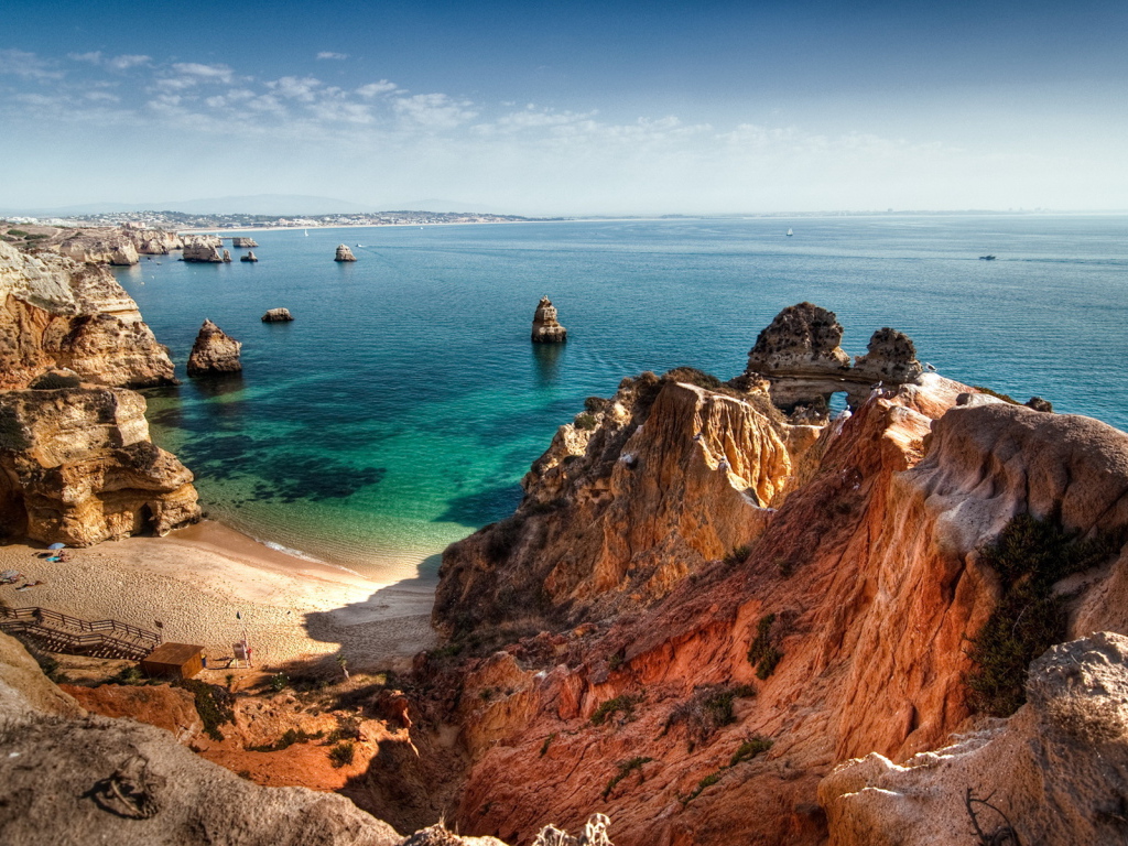 Скалы на побережье