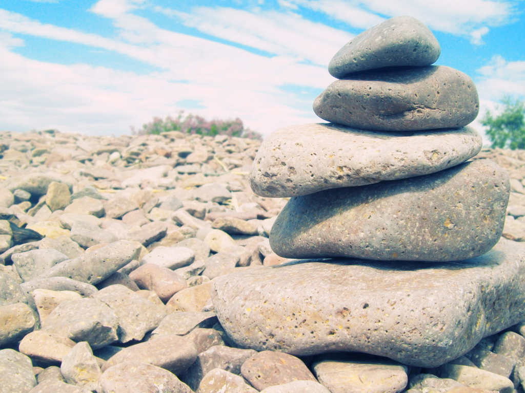 Камни на берегу