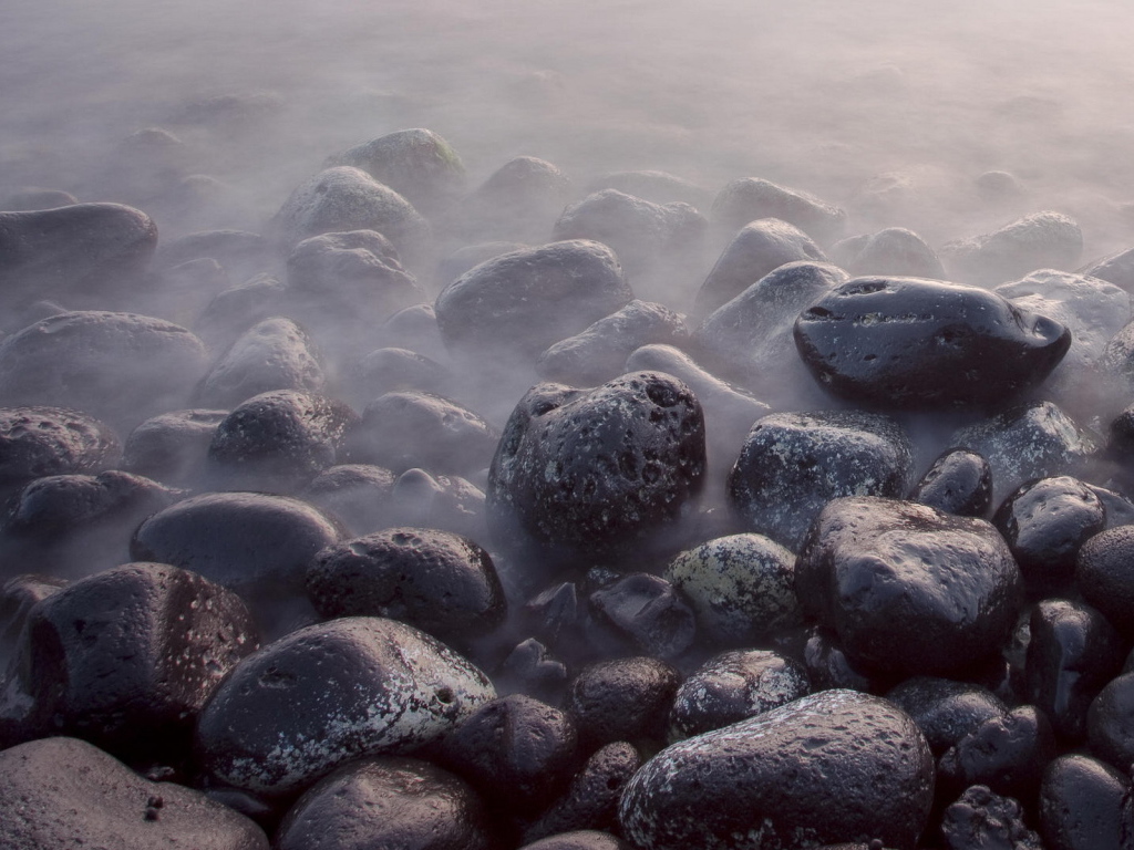 Камни в дымке