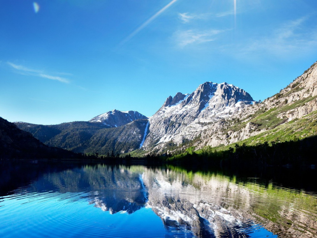 Озеро среди гор