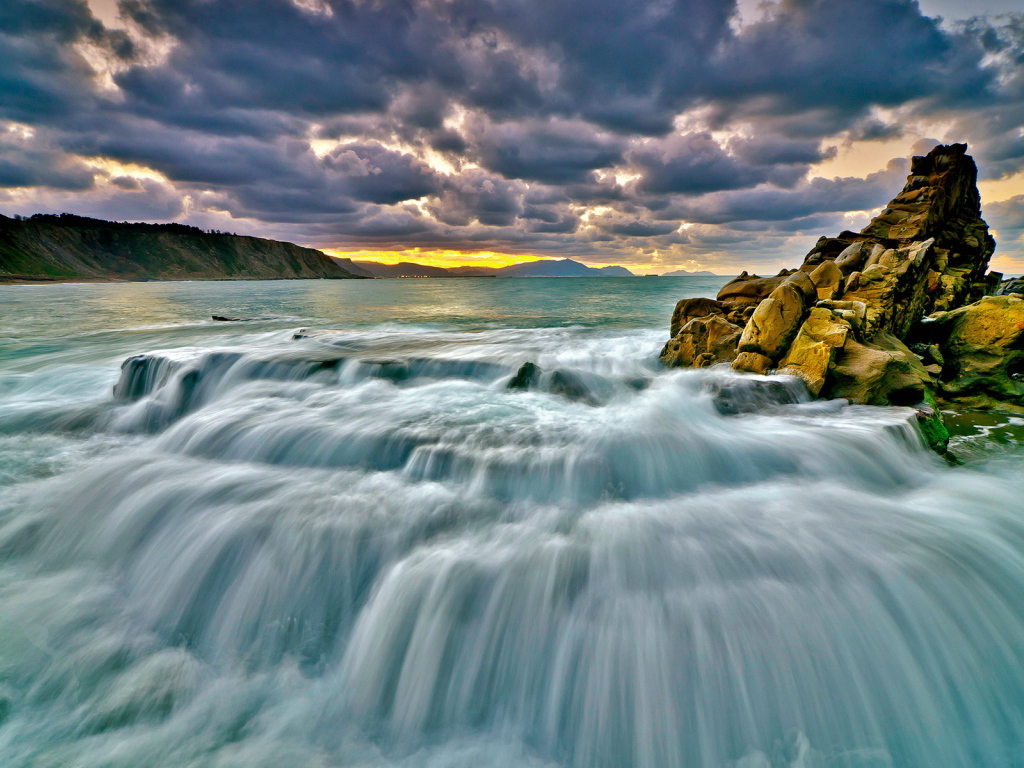 Вдоль берега