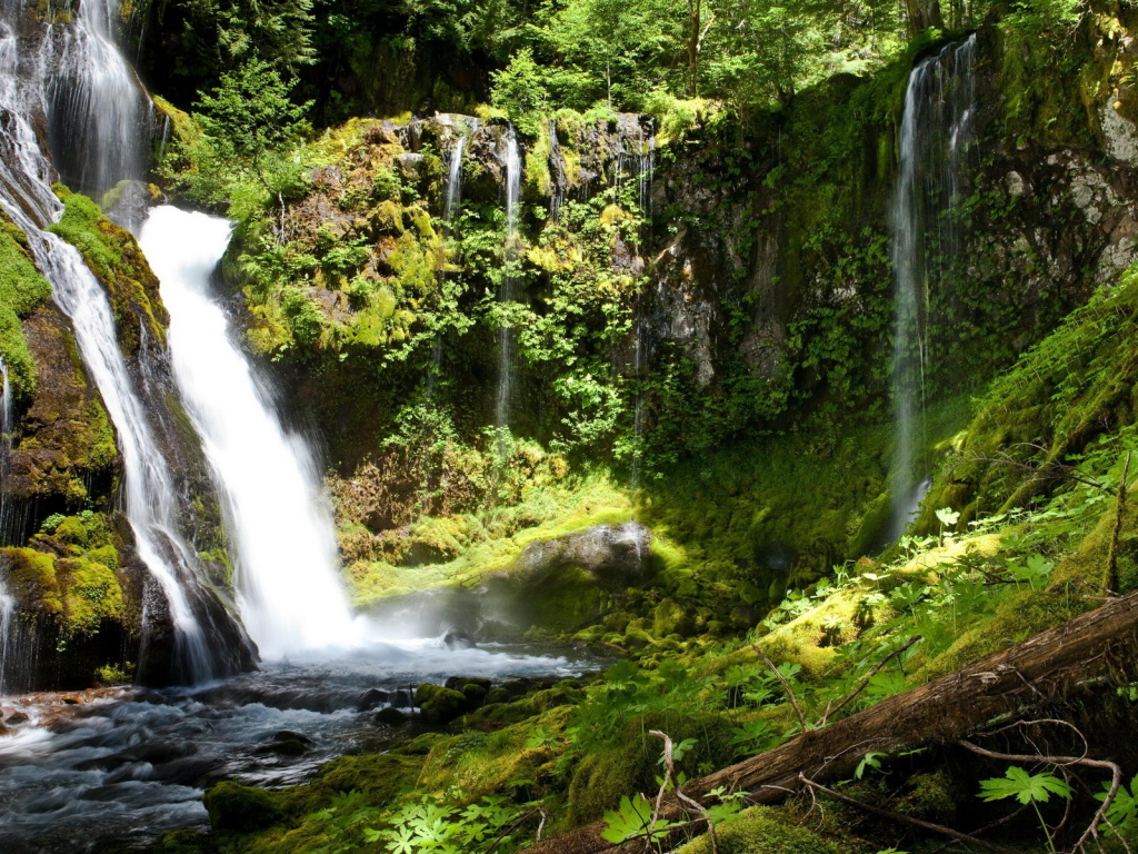 Водопад среди камней