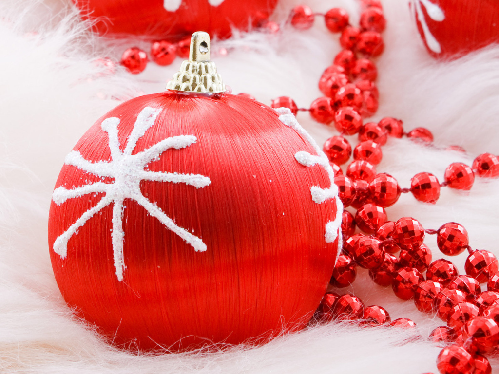 Праздничные игрушки