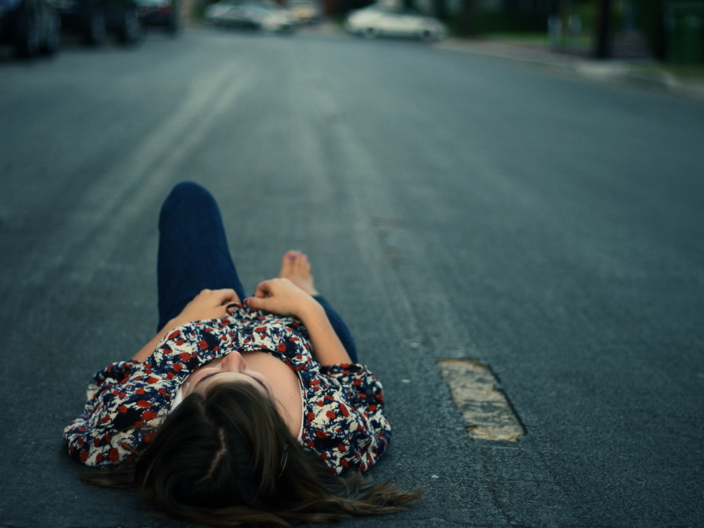 Отдыхает на дороге