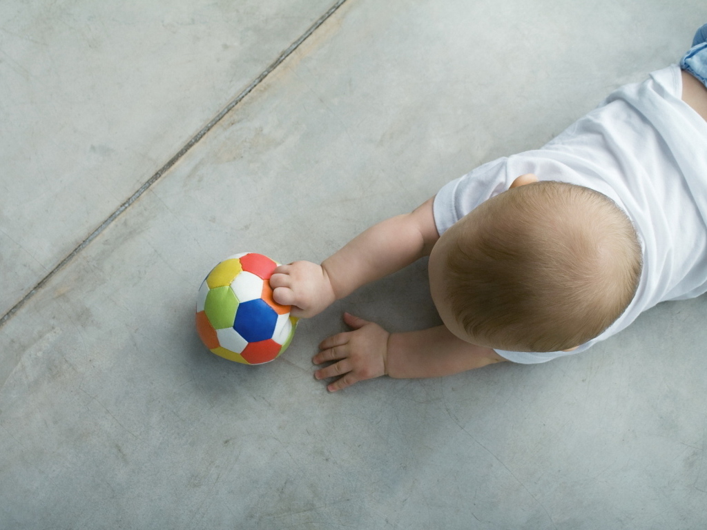 Малыш и мячик