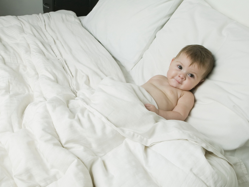Малыш на кровати