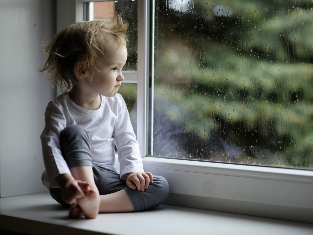 Девочка на подоконнике