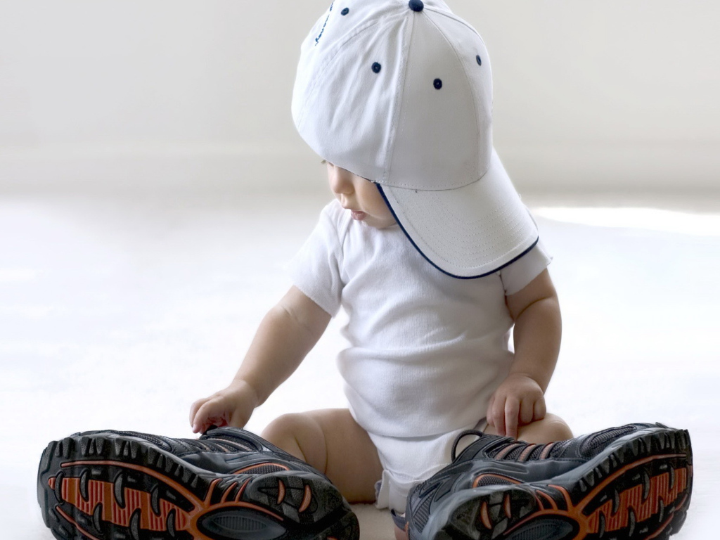 Малыш в большой одежде