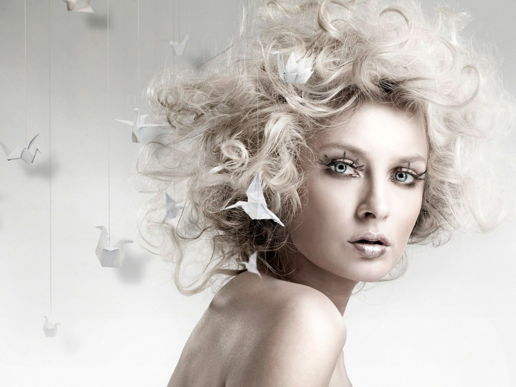 Девушка и птички