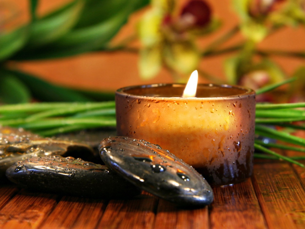 Свеча и камни