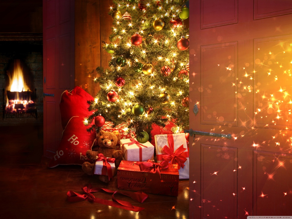 Рождественские подарки под елкой