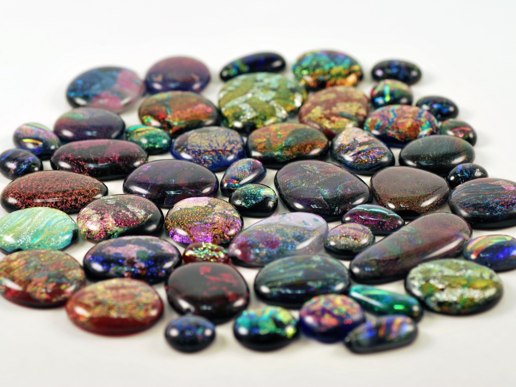 Перламутровые камни