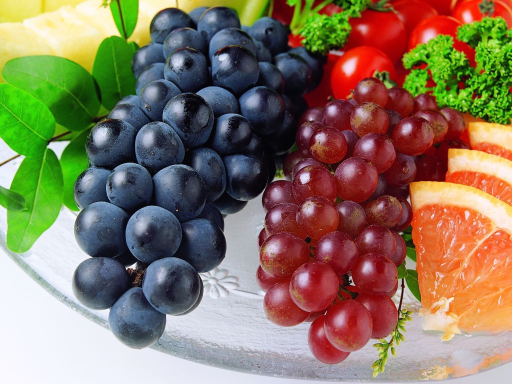 Виноград на тарелке