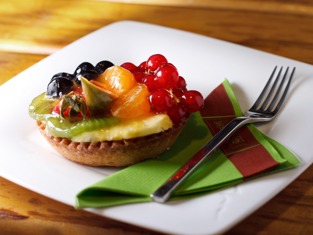 Фруктово-ягодное пироженое