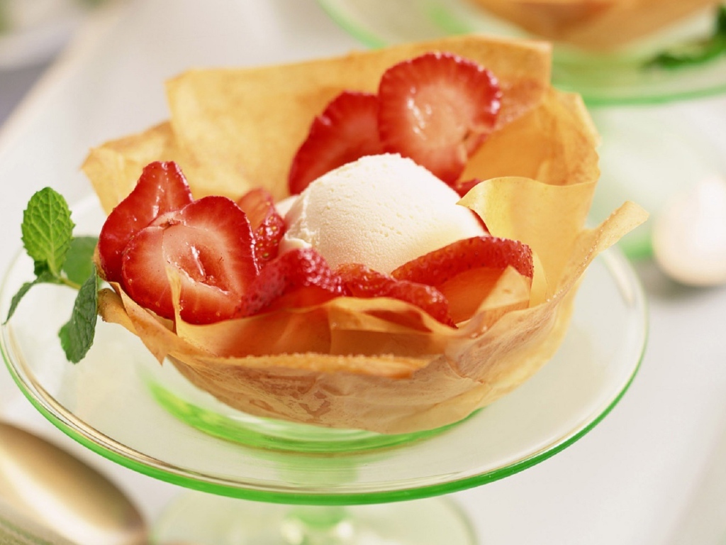 Мороженое с клубникой