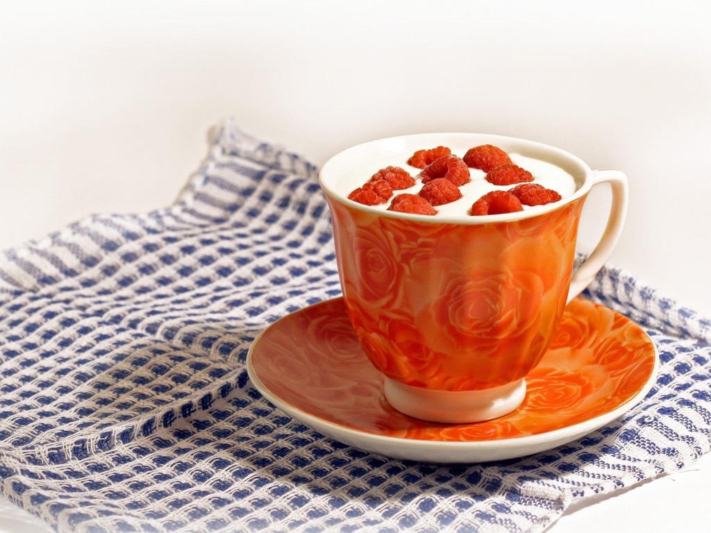 Йогурт с малиной