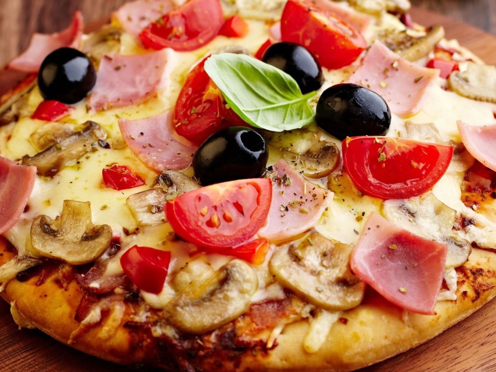 Пицца с помидоркой