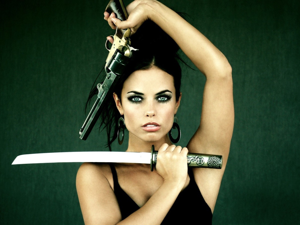 Девушка с оружием