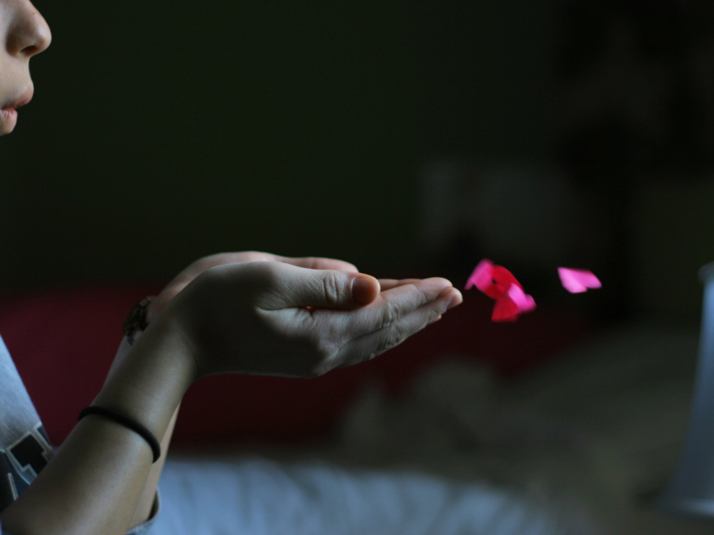 Мальчик и сердечки