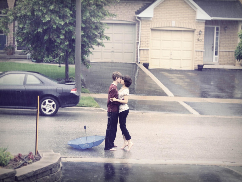 Поцелуй во время дождя