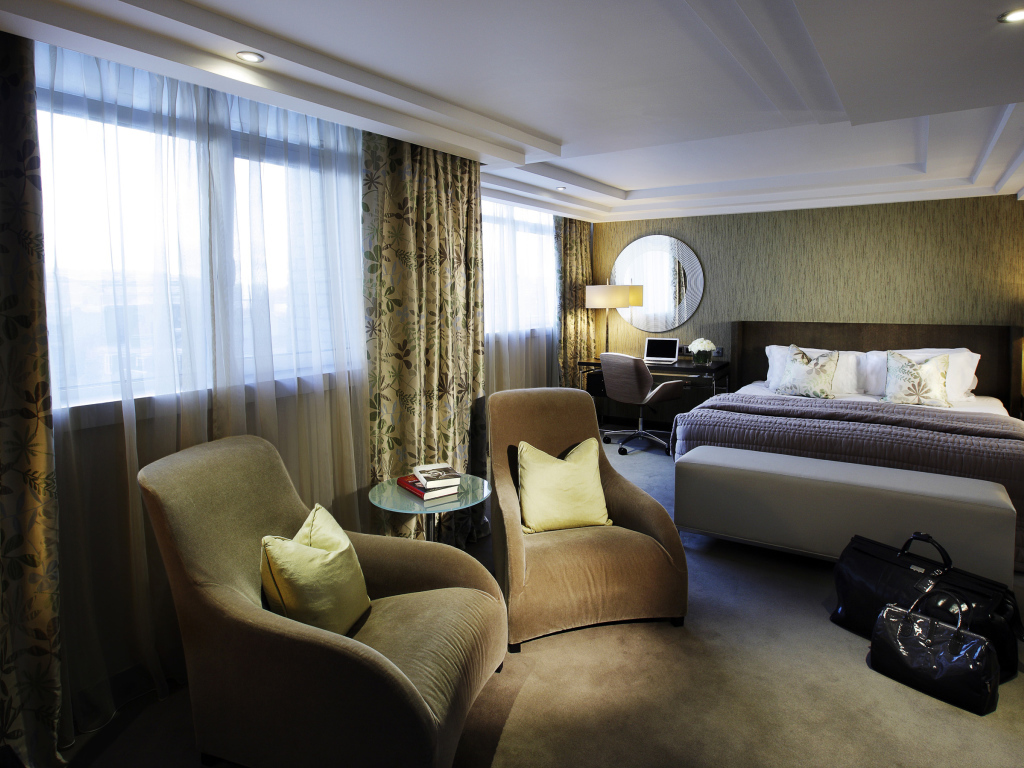 Бежевый интерьер спальни