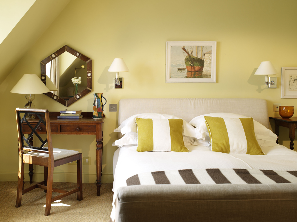 Желтый цвет в спальне
